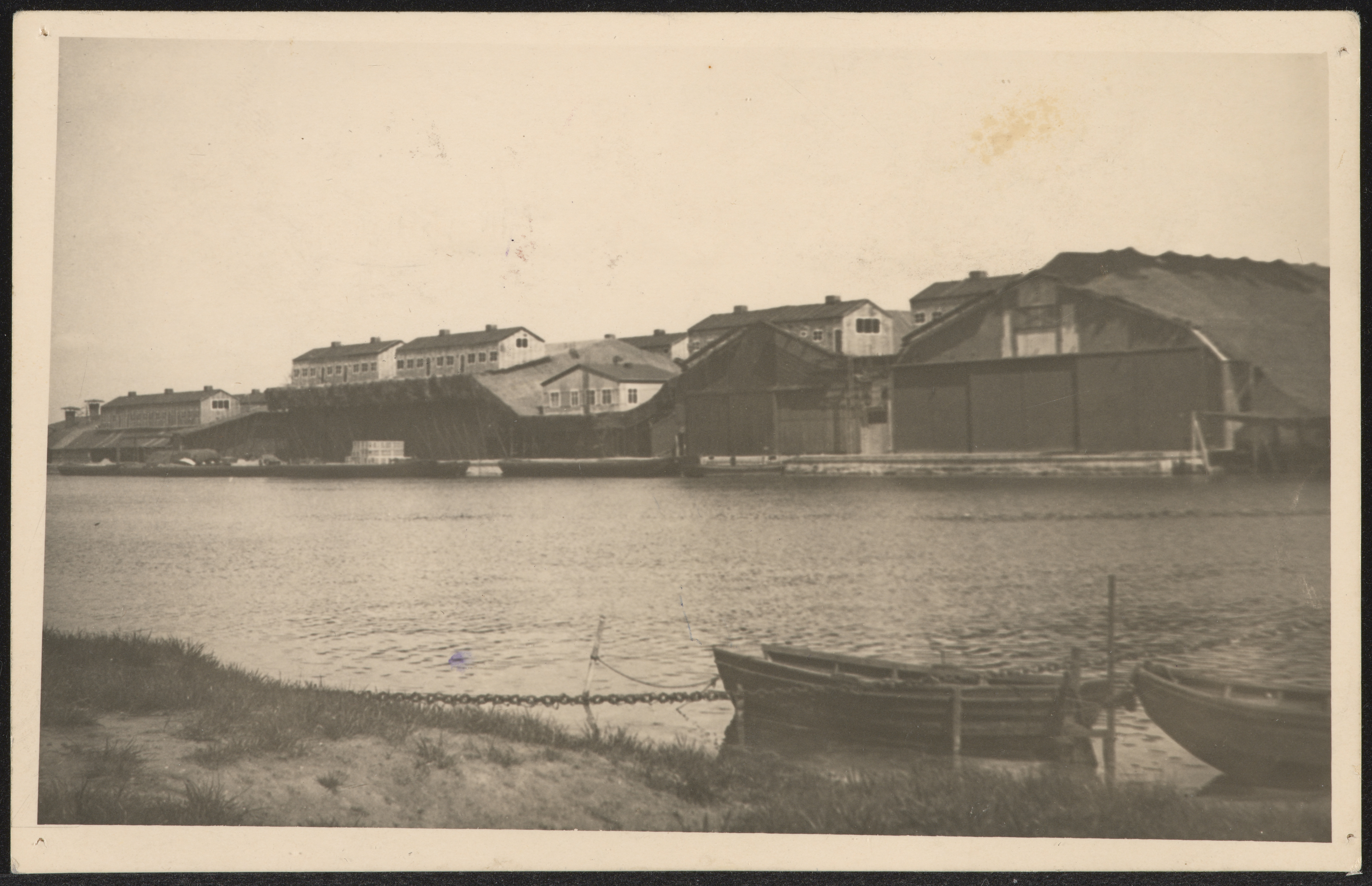 De Fokkerfabriek was gecamoufleerd met namaakwoningen op de daken van de fabriekshallen.