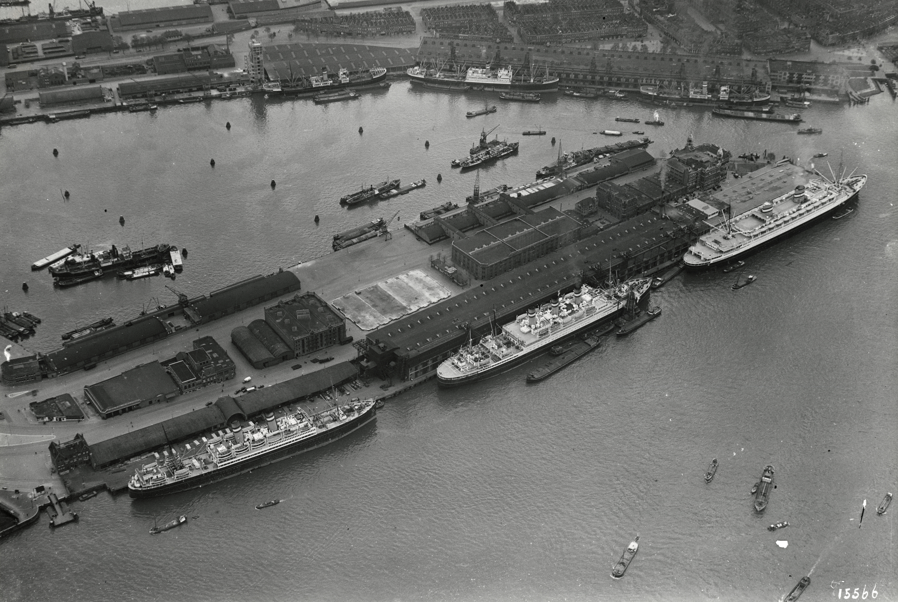 Vervaardiger: KLM Aerocarto. Fotocollectie Gemeentearchief Rotterdam / Holland-Amerika Lijn (HAL)